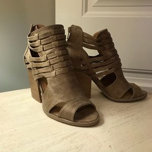 Interlaced beige open toed booties